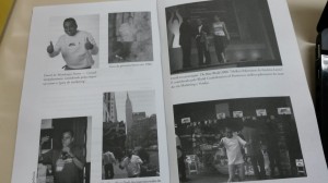 O livro é permeado por fotos, incluindo algumas de sua primeira banca de camelô, em 1990.