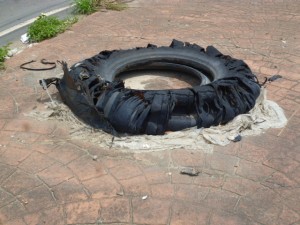 Nem a limpeza pública passa mais pelo local: desde 2009 esse pneu está jogado quase em frente à sede da Suframa.
